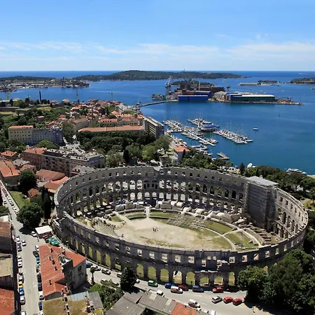 With A Parking Space - 22972 Pula